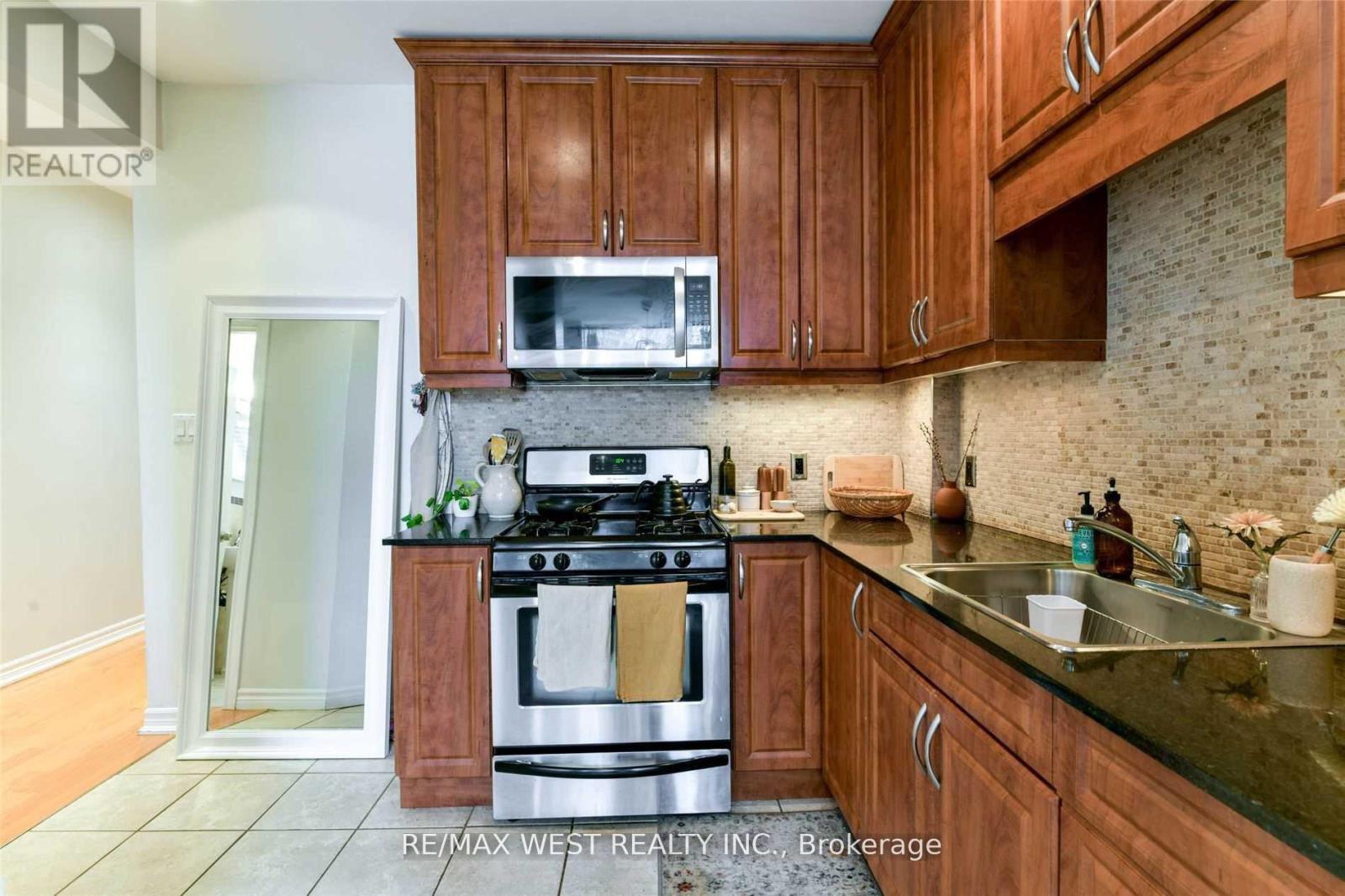 Main Fl - 734 Indian Road, Toronto, Ontario  M6P 2E3 - Photo 16 - W13103024