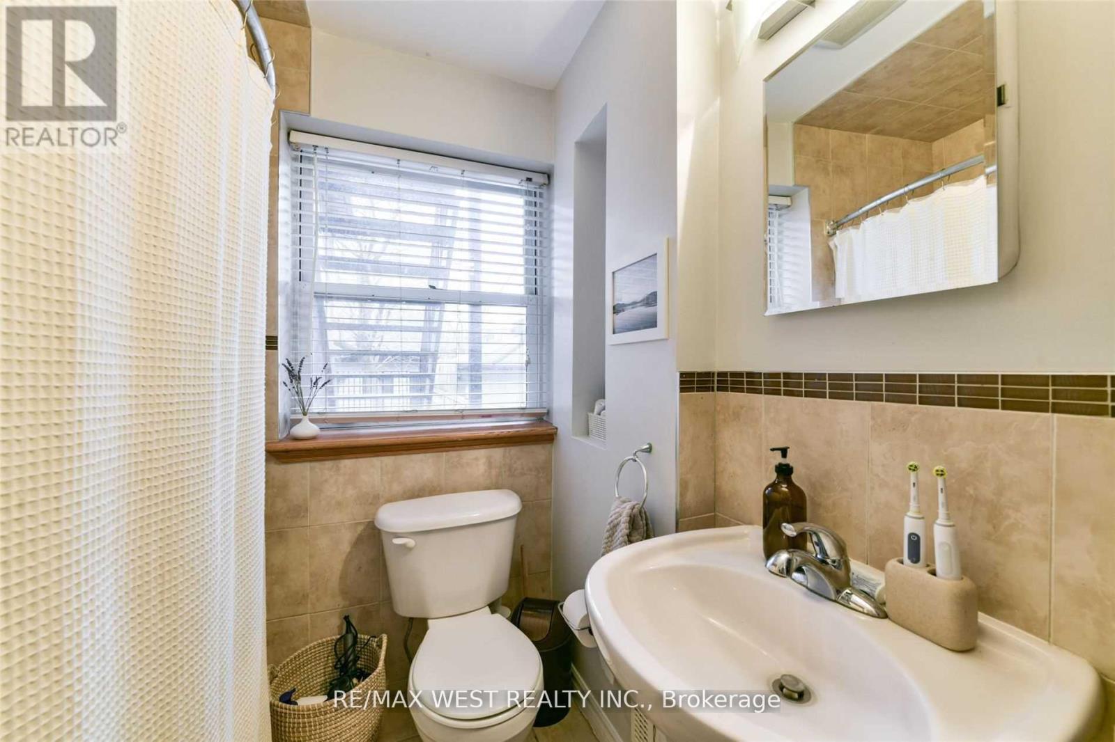 Main Fl - 734 Indian Road, Toronto, Ontario  M6P 2E3 - Photo 17 - W13103024