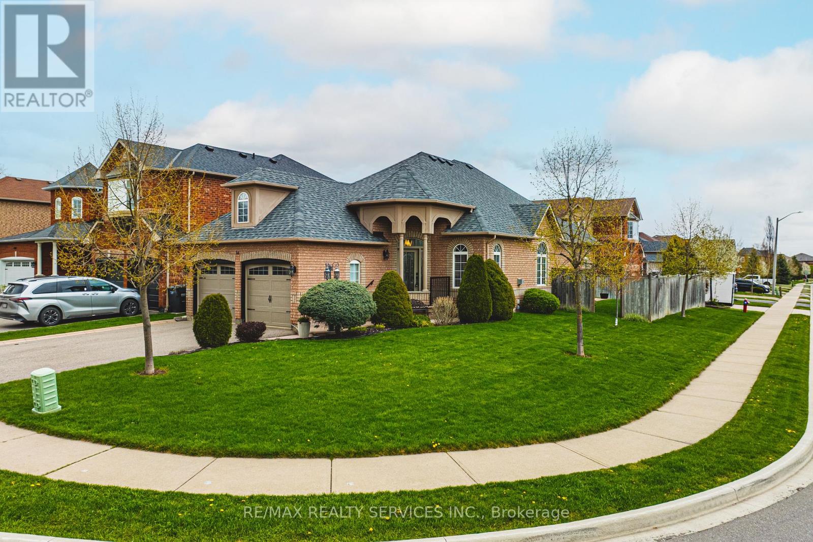 16 Sunridge Street, Brampton, Ontario  L7A 1W6 - Photo 2 - W13103102