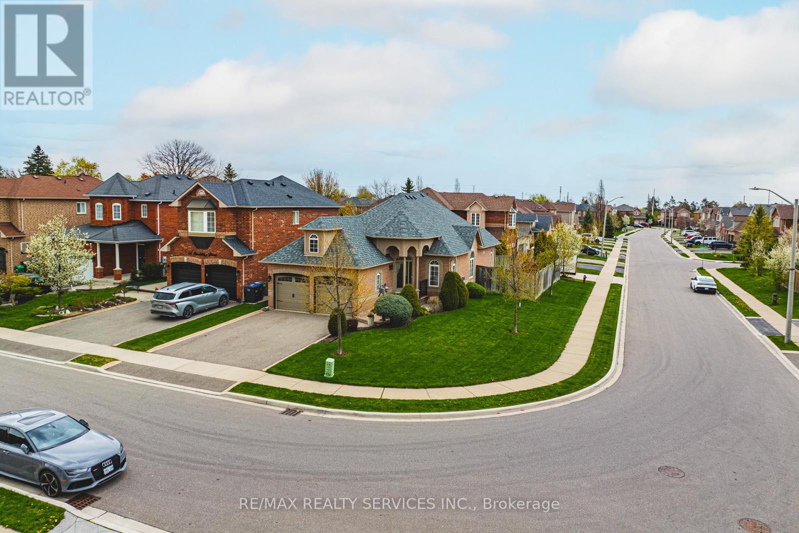 16 Sunridge Street, Brampton, Ontario  L7A 1W6 - Photo 3 - W13103102
