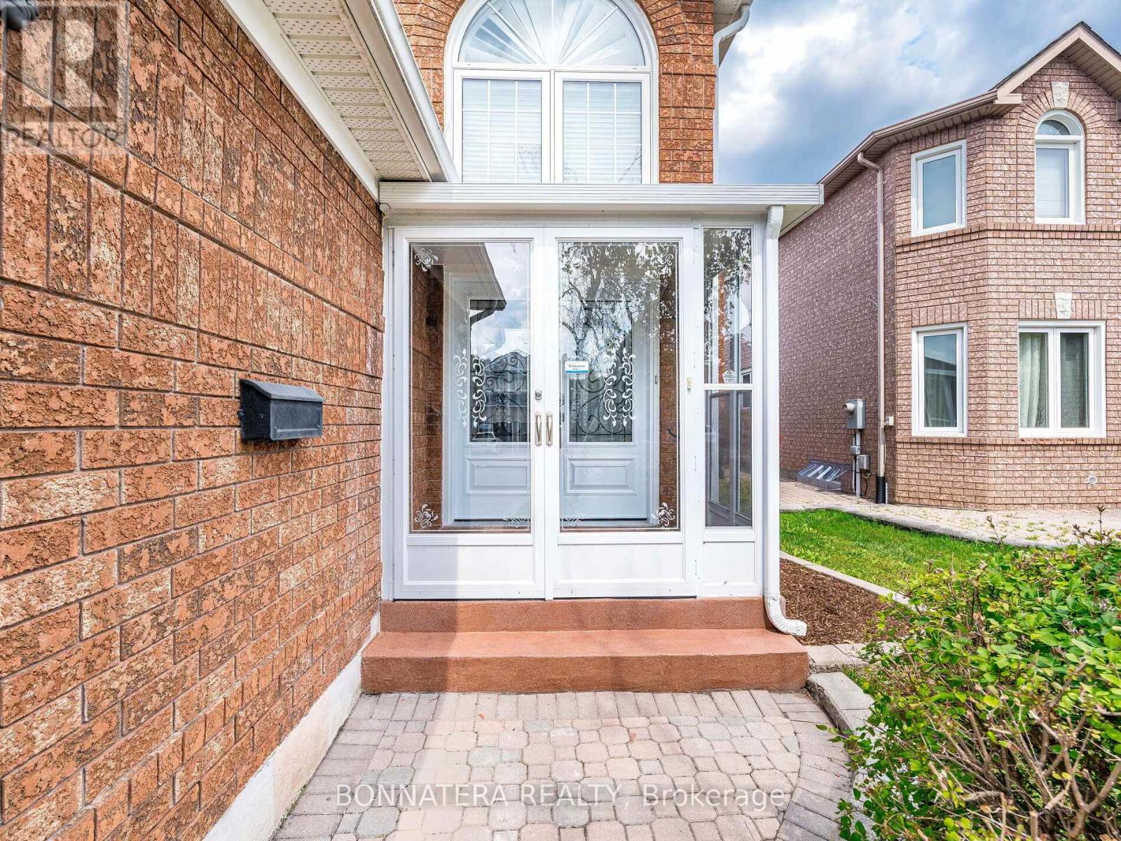 5471 Whitehorn Avenue, Mississauga, Ontario  L5V 1V5 - Photo 1 - W13103336