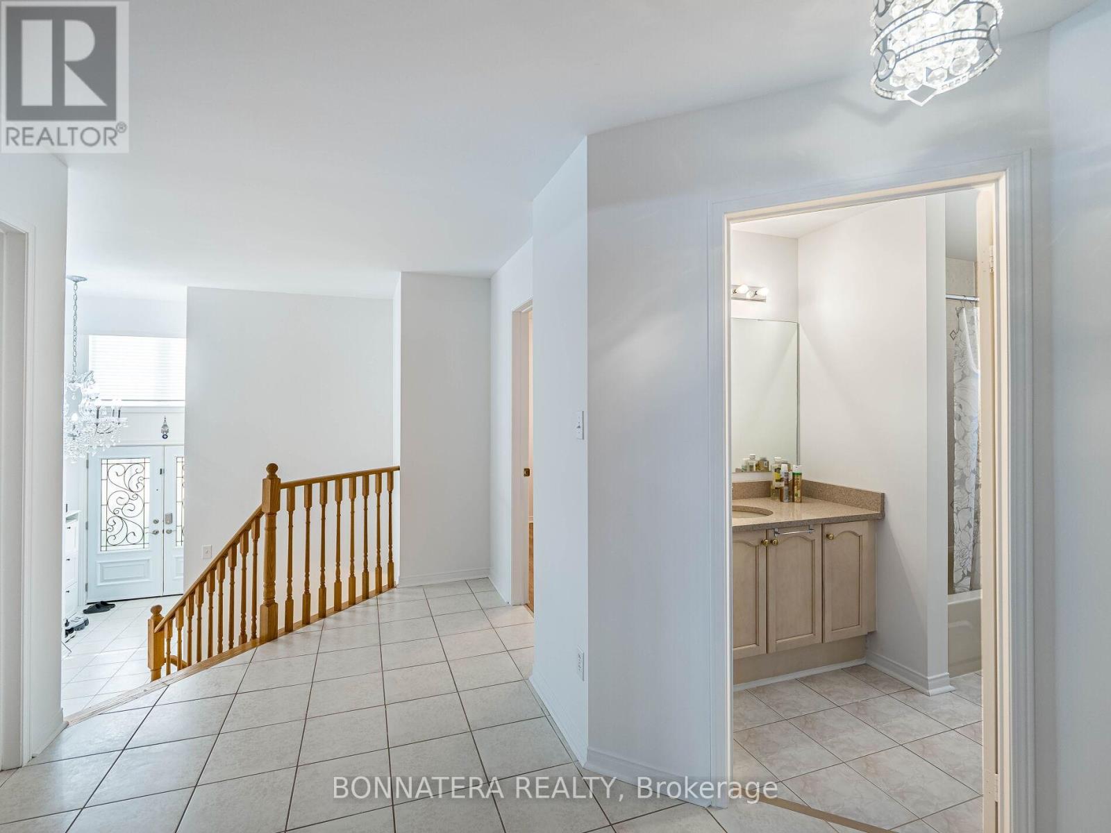 5471 Whitehorn Avenue, Mississauga, Ontario  L5V 1V5 - Photo 8 - W13103336