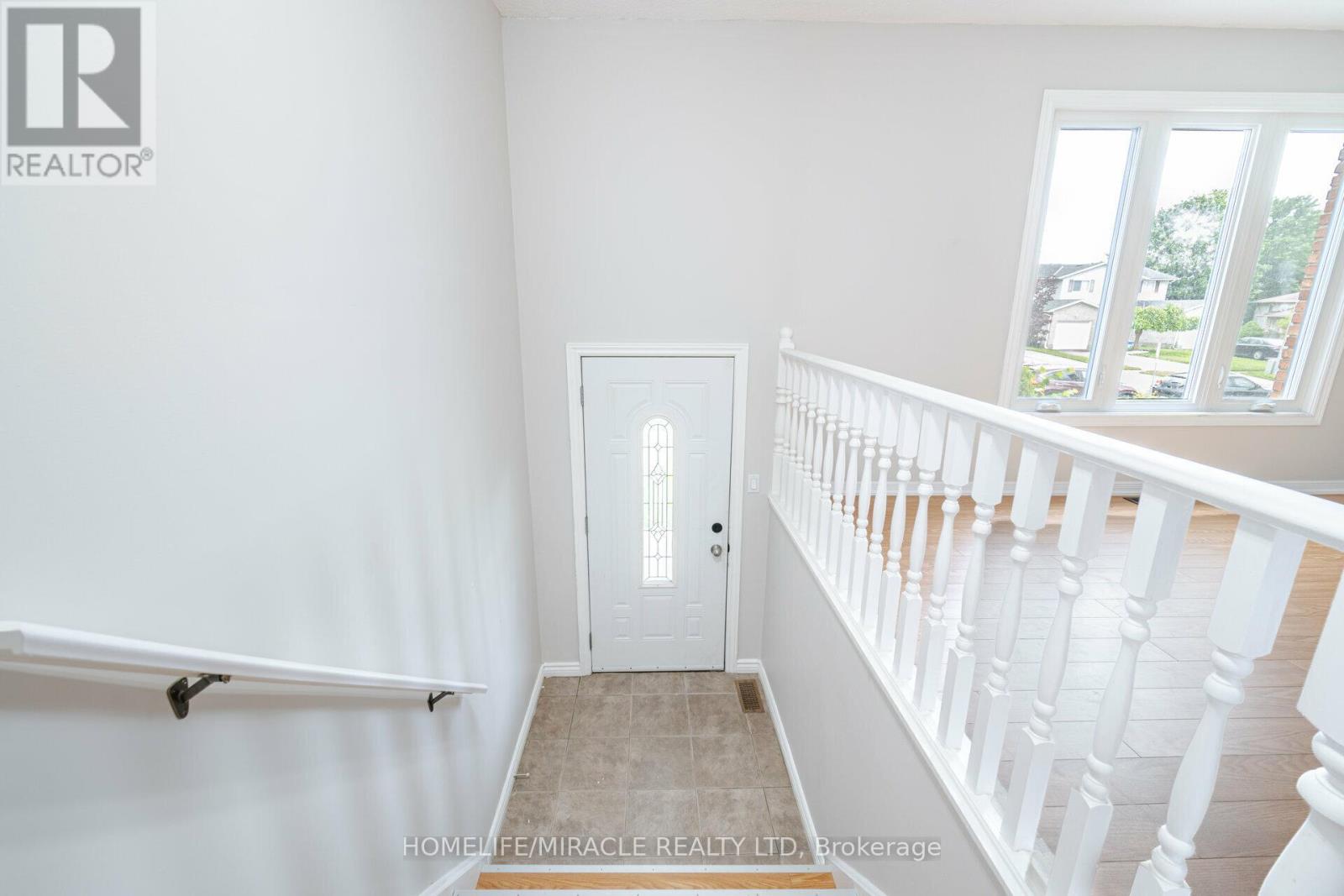 Upper - 36 Poplar Crescent, Welland, Ontario  L3C 6W2 - Photo 3 - X13103238
