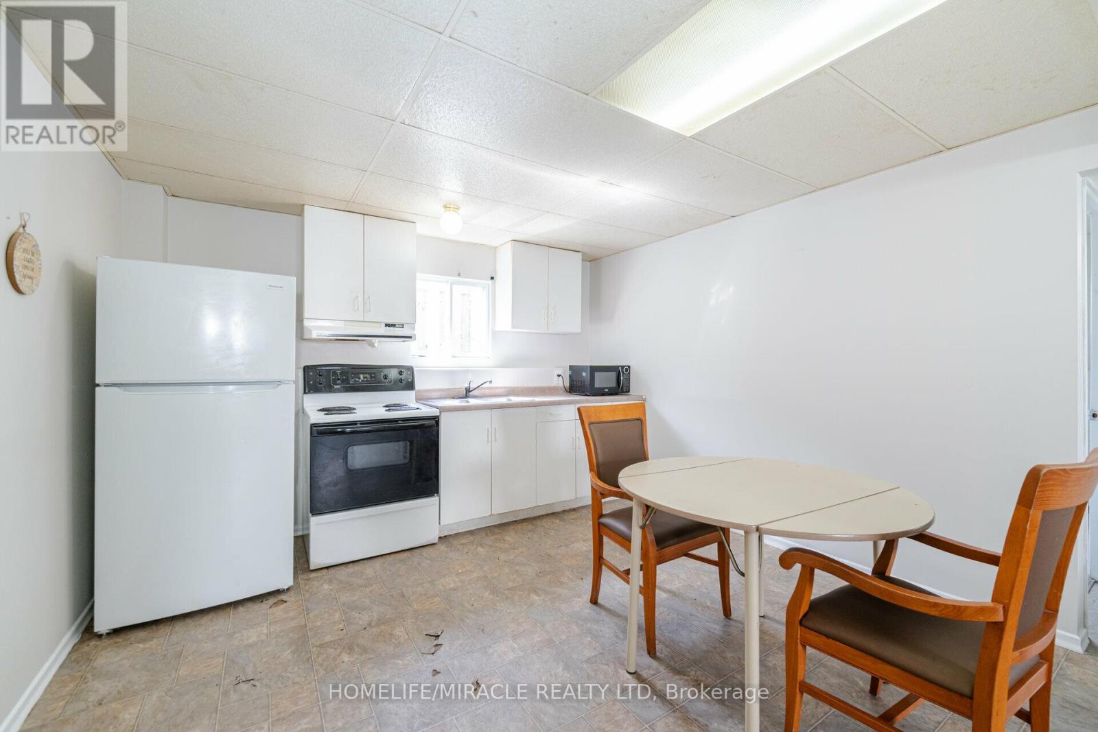 Bsmt - 36 Poplar Crescent, Welland, Ontario  L3C 6W2 - Photo 3 - X13103260