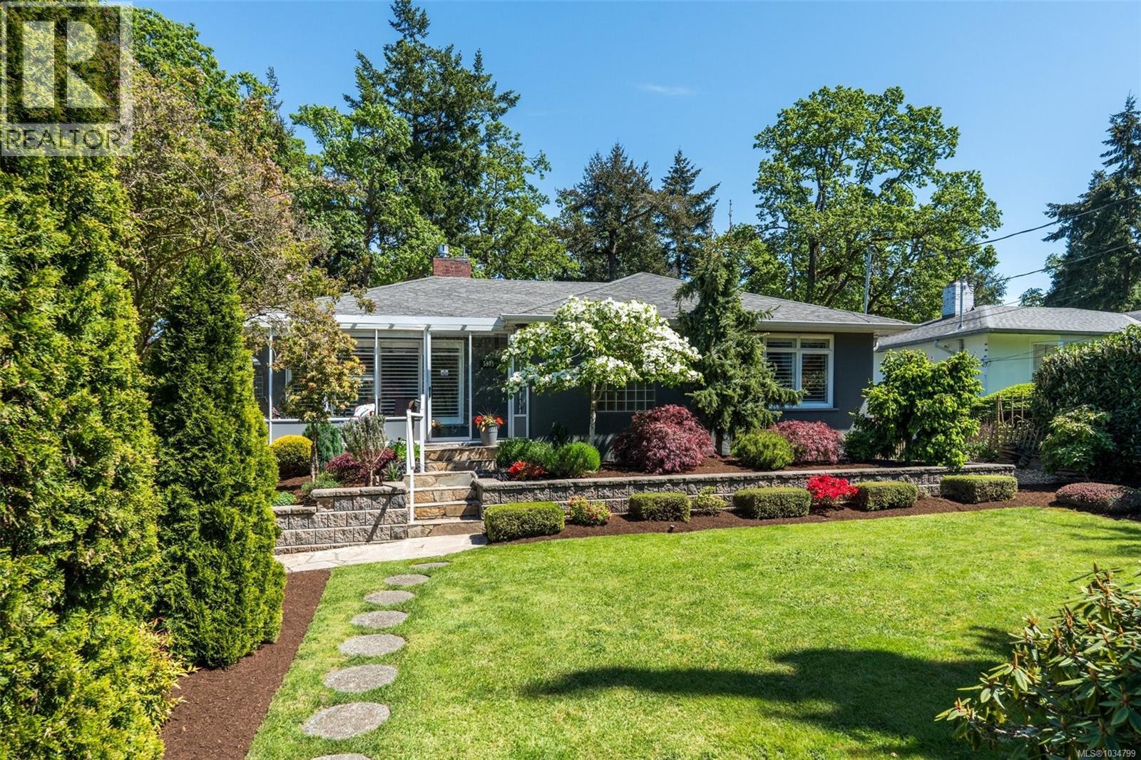 3913 Ascot Dr, Saanich, British Columbia