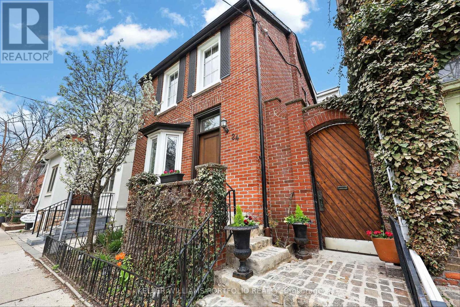 24 Bishop Street, Toronto, Ontario  M5R 1N2 - Photo 2 - C13103390
