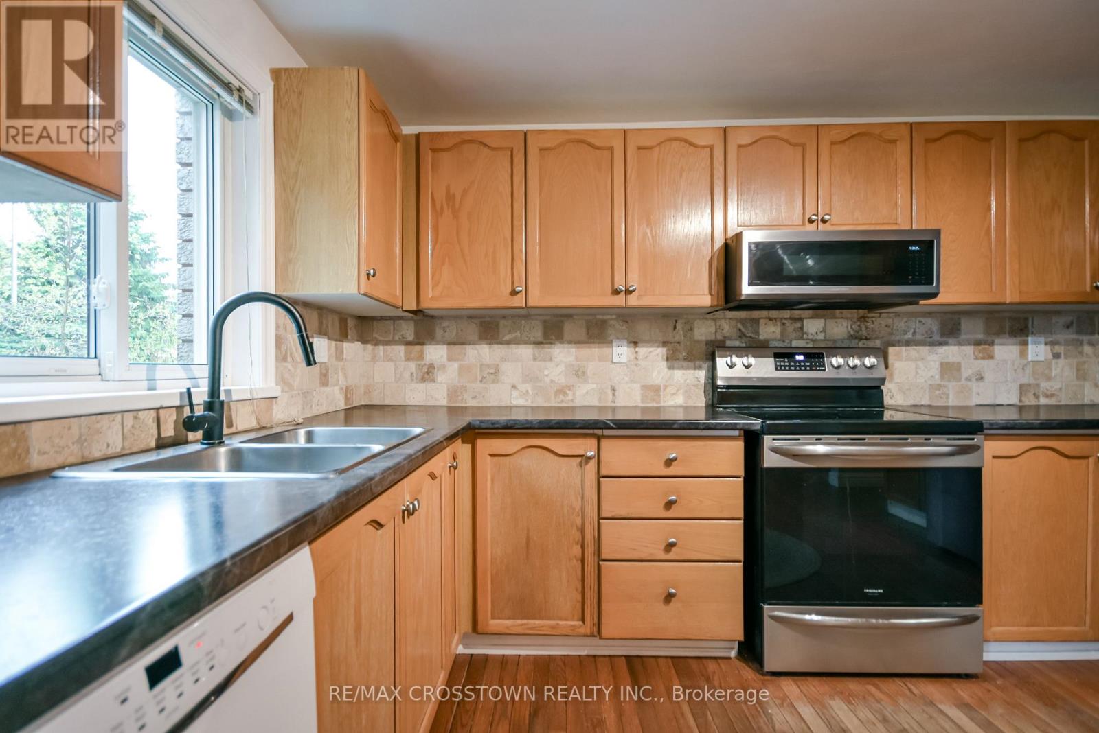 10 Nugent Court, Barrie (Northwest), Ontario  L4N 7A9 - Photo 8 - S13103422