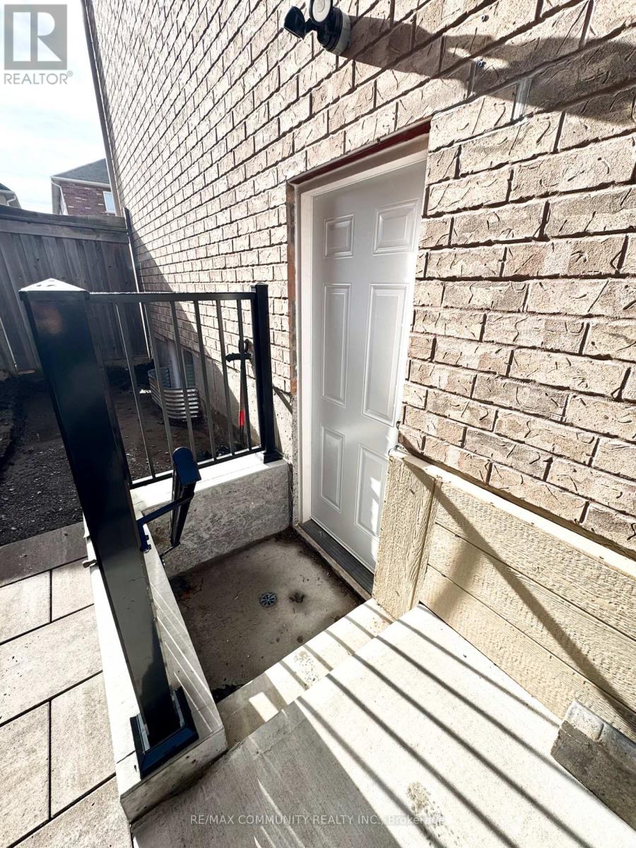 4 Campview Street, Whitby, Ontario  L1R 0K5 - Photo 5 - E13092022
