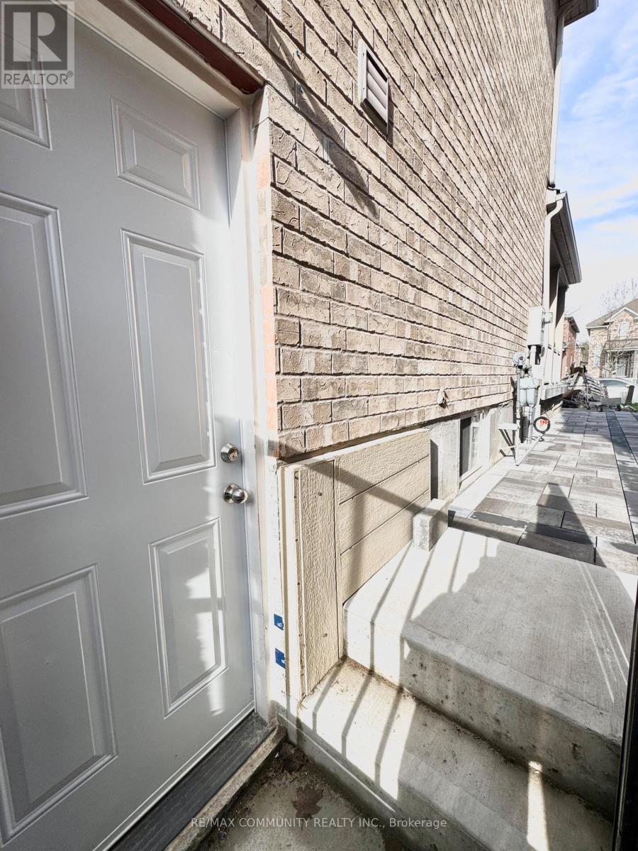 4 Campview Street, Whitby, Ontario  L1R 0K5 - Photo 6 - E13092022