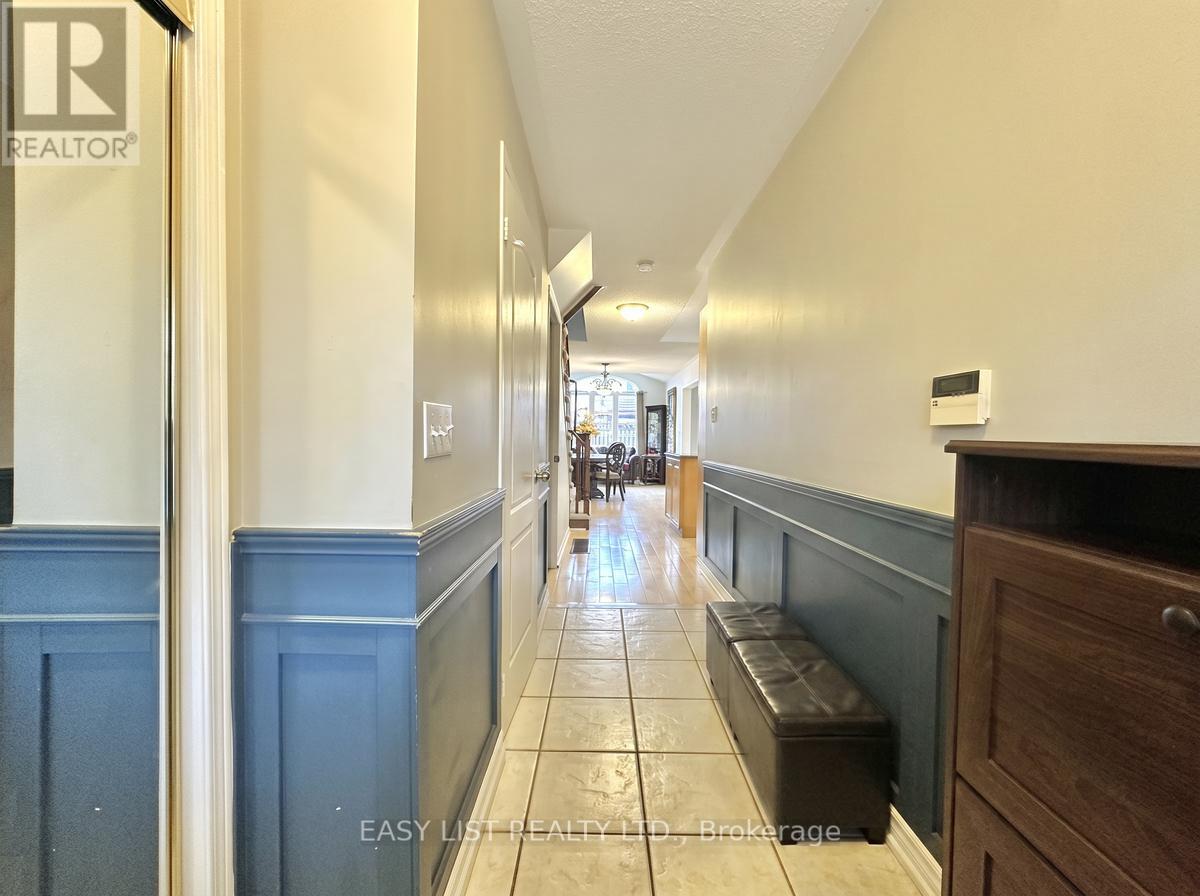 1104 Carding Mill Place, Mississauga, Ontario  L5W 1C4 - Photo 3 - W13103504