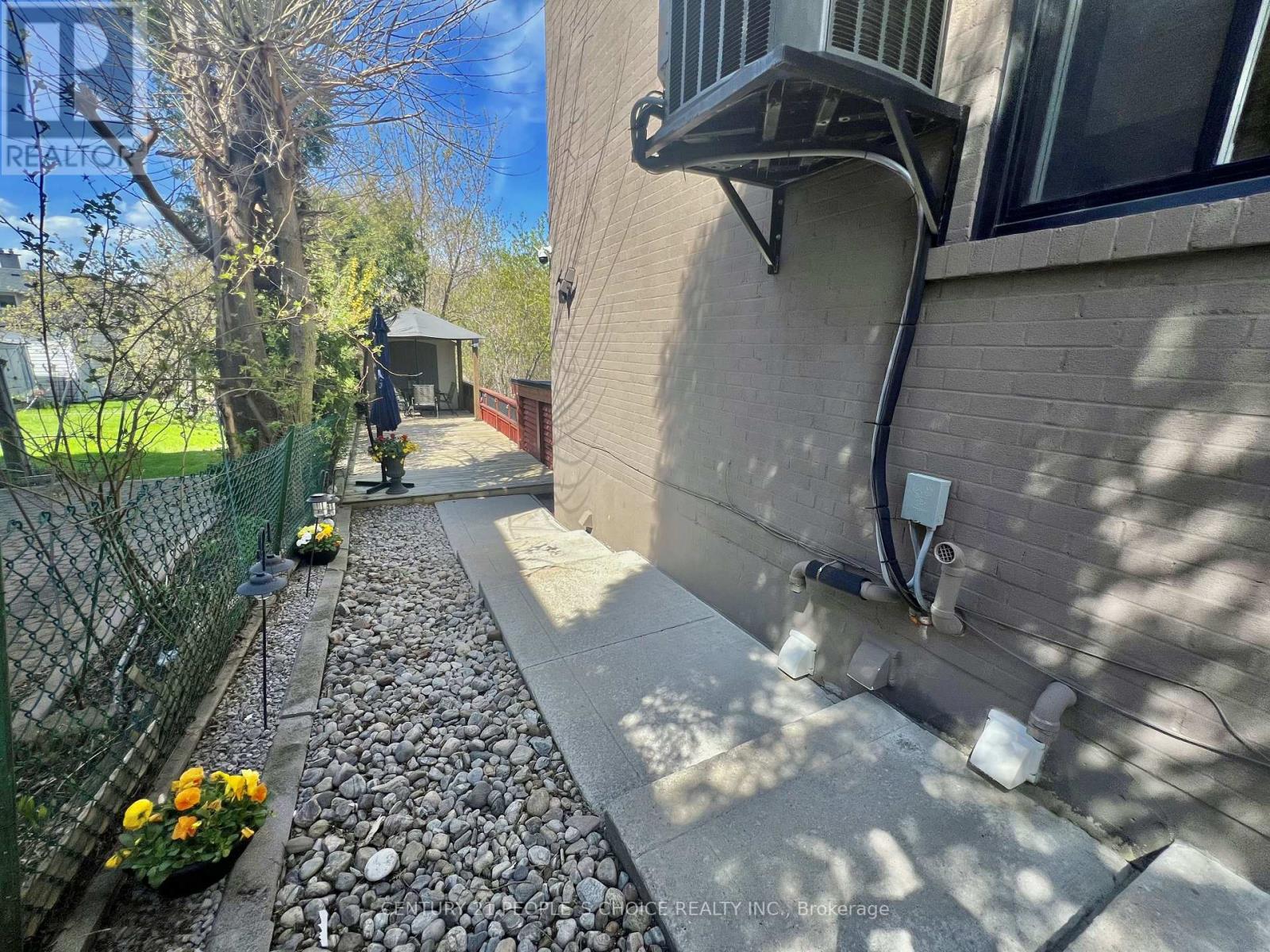 73 Newlin Crescent, Toronto, Ontario  M3L 1X5 - Photo 29 - W13103536
