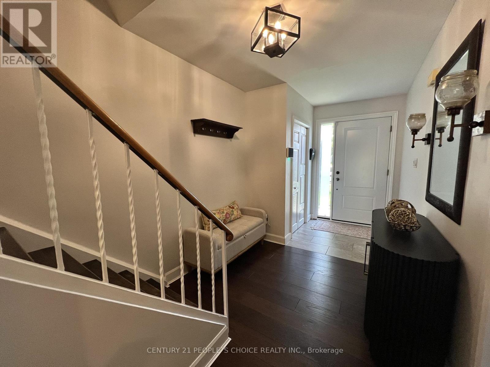 73 Newlin Crescent, Toronto, Ontario  M3L 1X5 - Photo 4 - W13103536