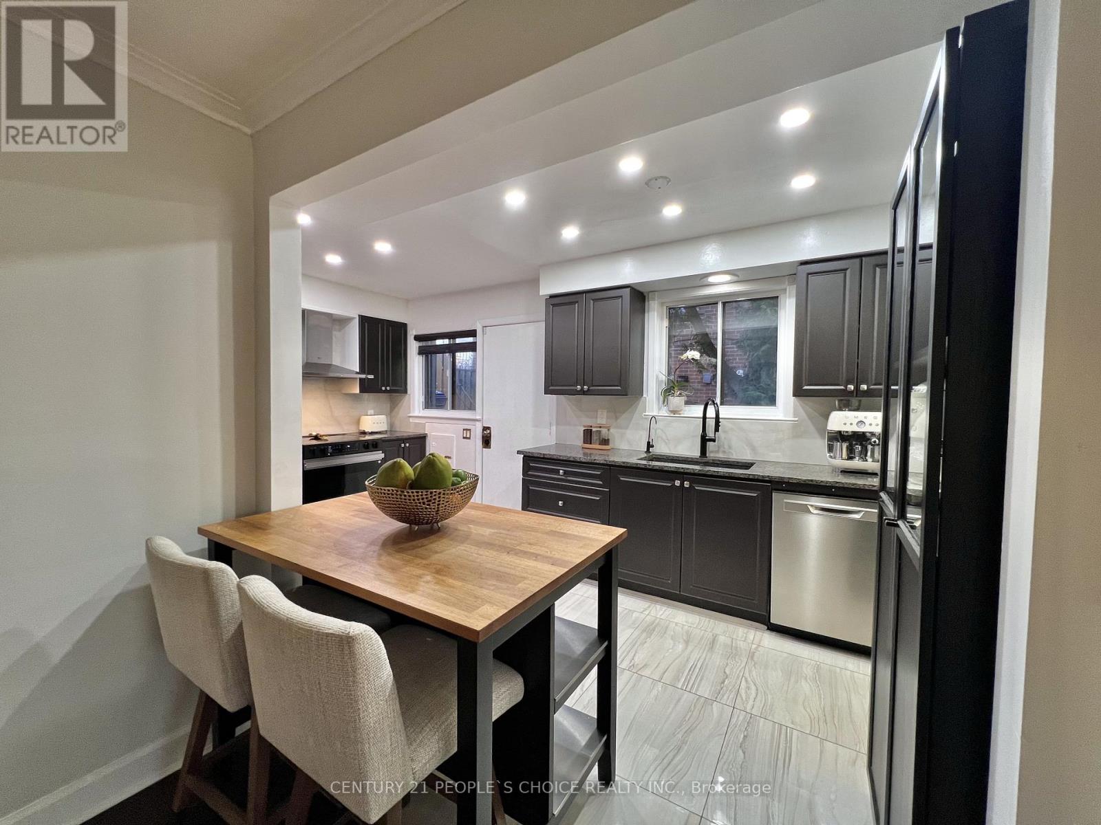 73 Newlin Crescent, Toronto, Ontario  M3L 1X5 - Photo 6 - W13103536