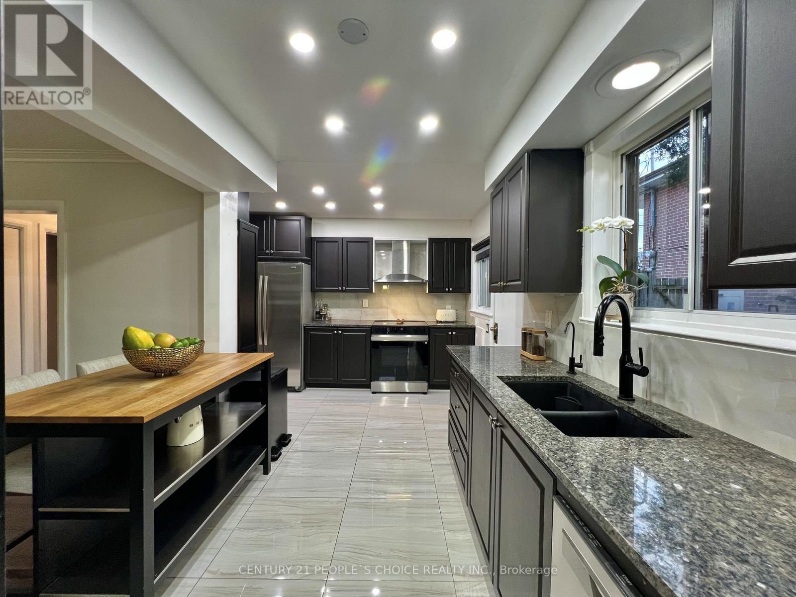 73 Newlin Crescent, Toronto, Ontario  M3L 1X5 - Photo 7 - W13103536