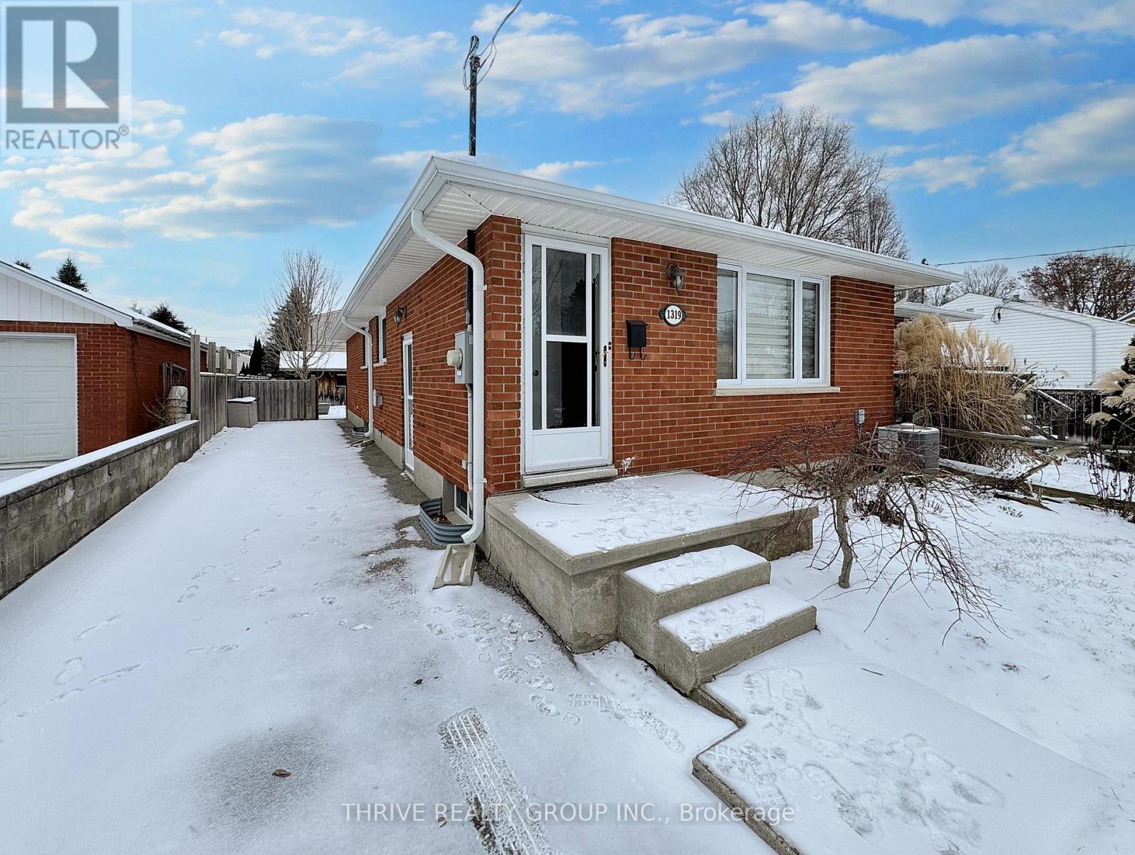 1319 Springbank Avenue, London South, Ontario  N6K 1Z9 - Photo 2 - X13103924