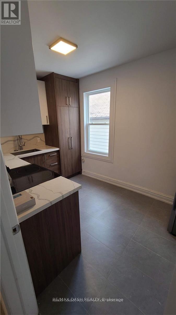 Upper - 13 Hocken Avenue, Toronto, Ontario  M6G 2K1 - Photo 11 - C13103822