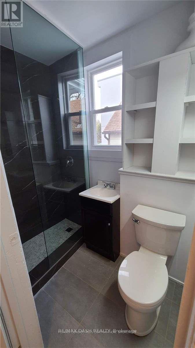 Upper - 13 Hocken Avenue, Toronto, Ontario  M6G 2K1 - Photo 12 - C13103822