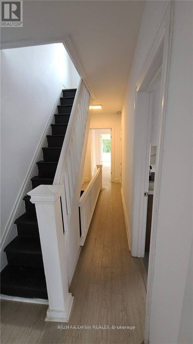 Upper - 13 Hocken Avenue, Toronto, Ontario  M6G 2K1 - Photo 13 - C13103822