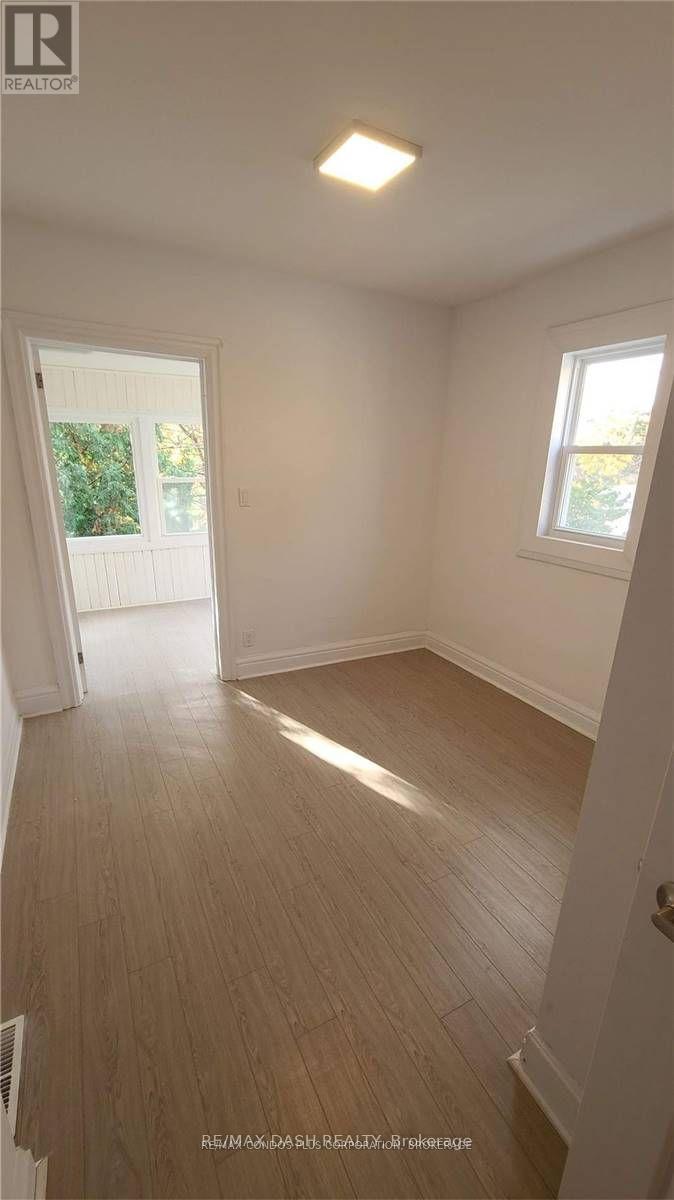 Upper - 13 Hocken Avenue, Toronto, Ontario  M6G 2K1 - Photo 14 - C13103822