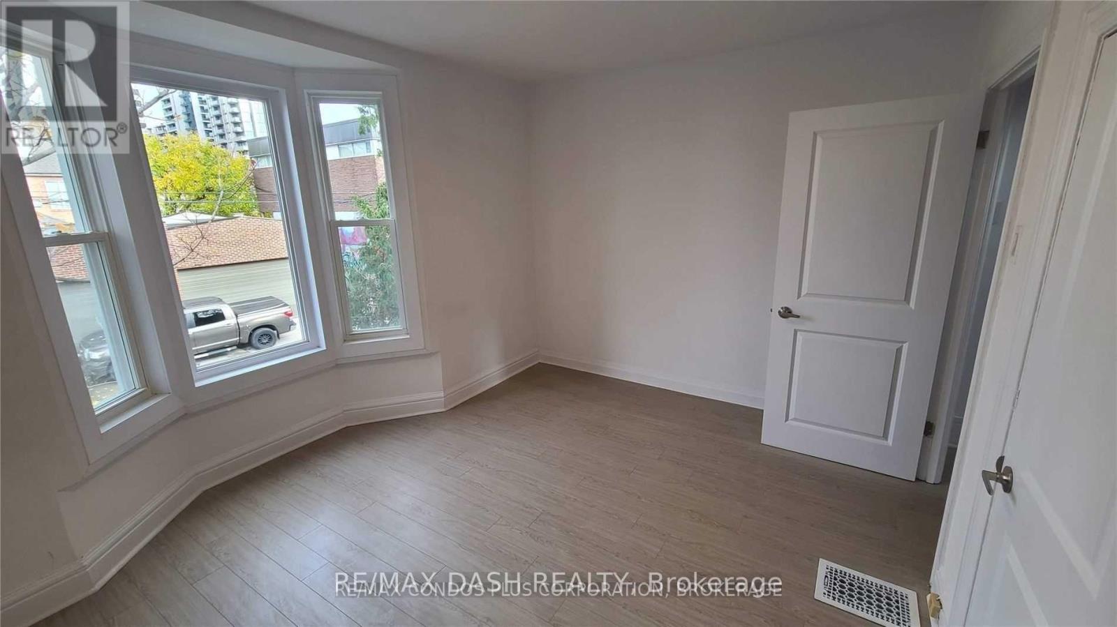 Upper - 13 Hocken Avenue, Toronto, Ontario  M6G 2K1 - Photo 9 - C13103822