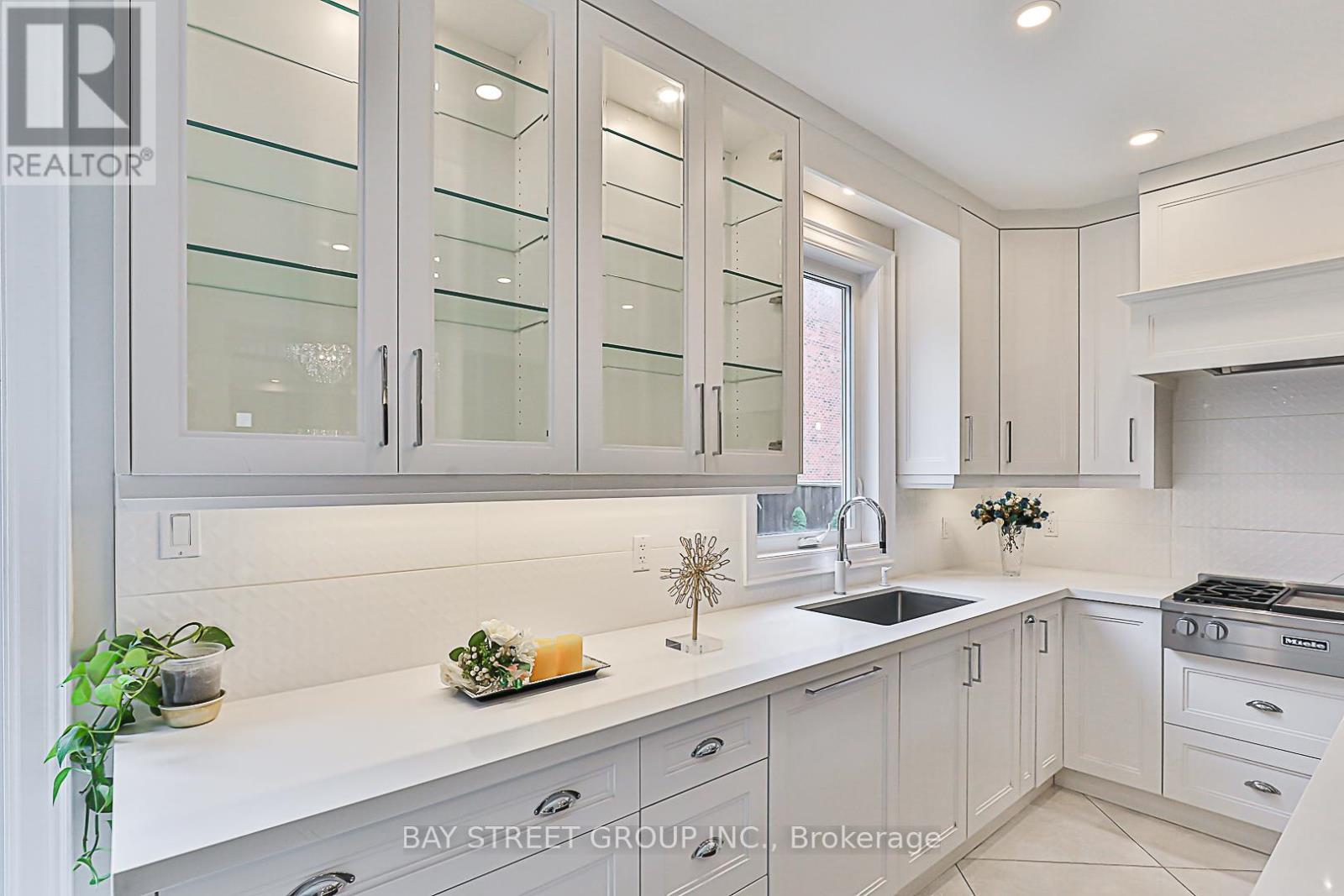 11 Gatcombe Circle, Richmond Hill, Ontario  L4C 9P4 - Photo 19 - N13103894