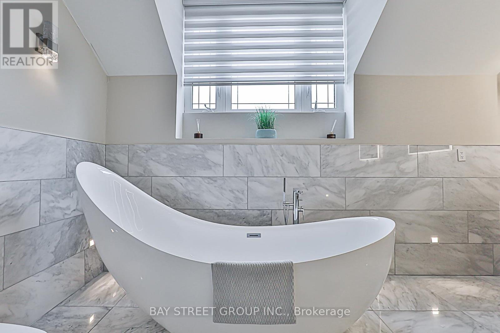 11 Gatcombe Circle, Richmond Hill, Ontario  L4C 9P4 - Photo 32 - N13103894