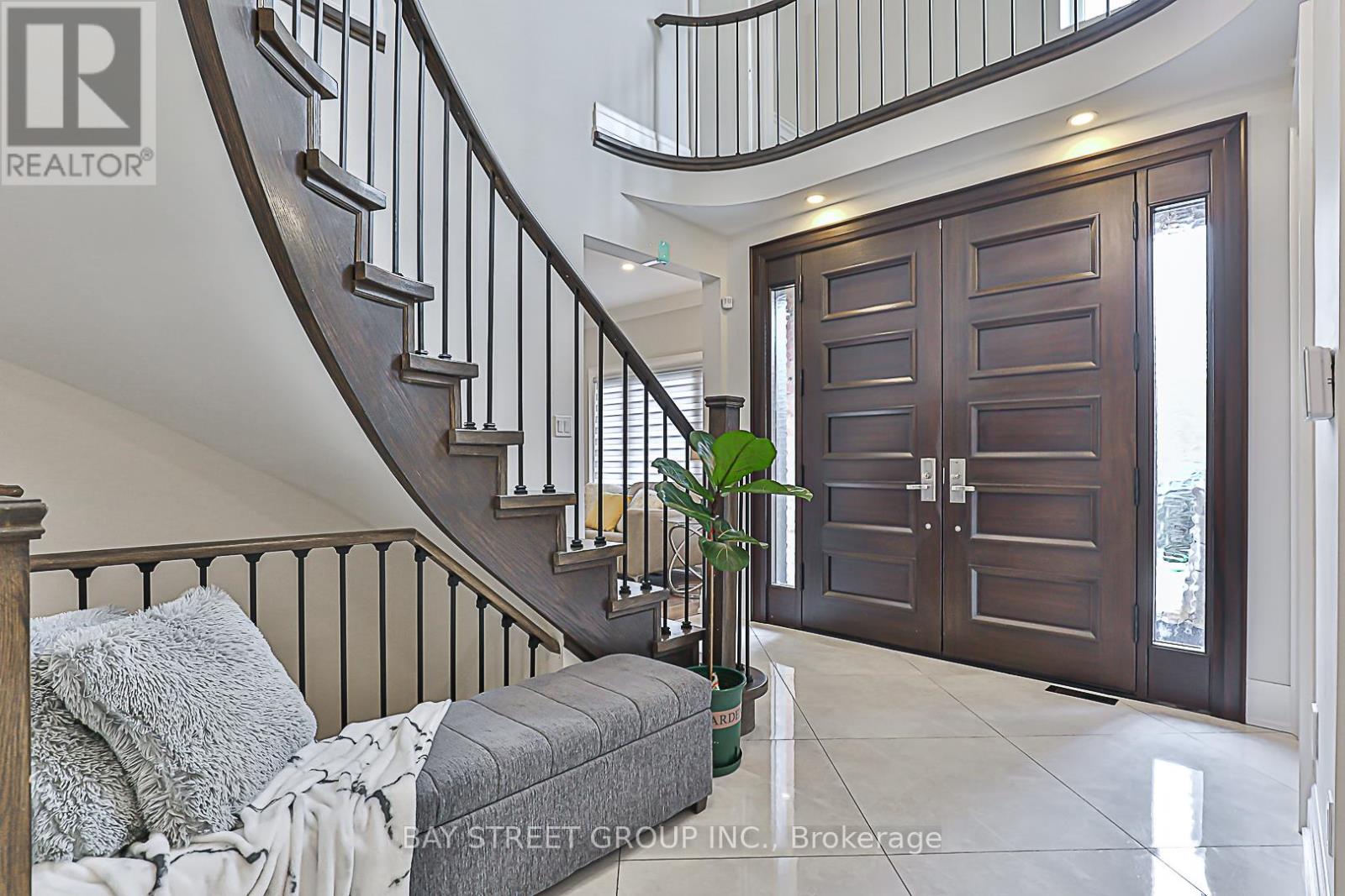 11 Gatcombe Circle, Richmond Hill, Ontario  L4C 9P4 - Photo 4 - N13103894