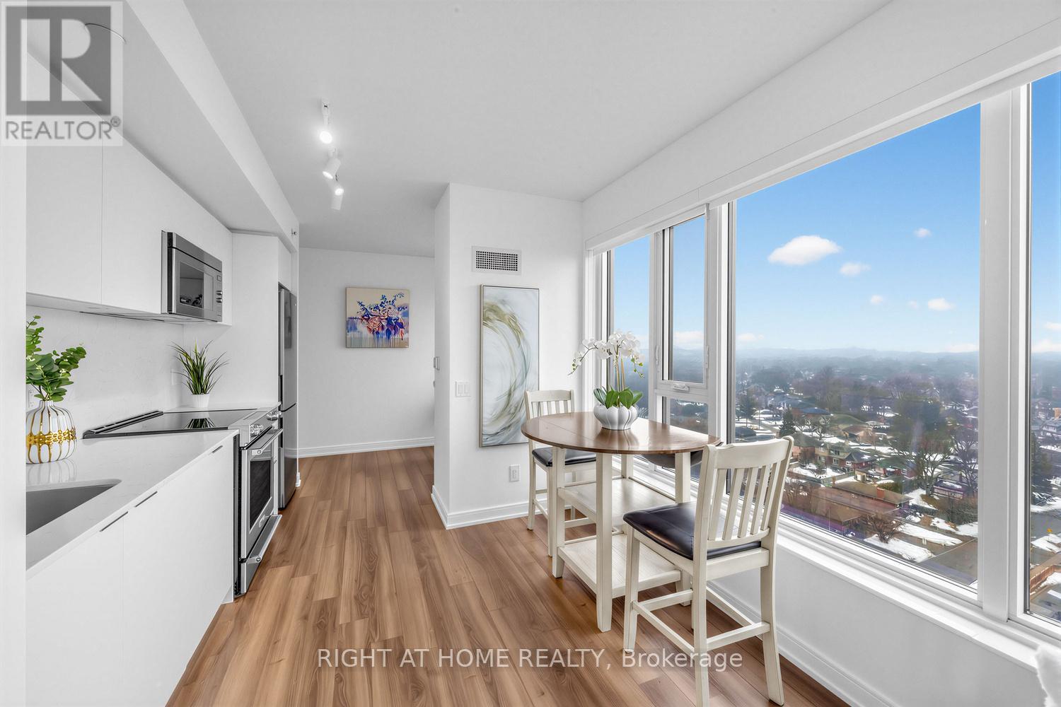 1404 - 30 Samuel Wood Way, Toronto, Ontario  M9B 0C9 - Photo 4 - W13103808