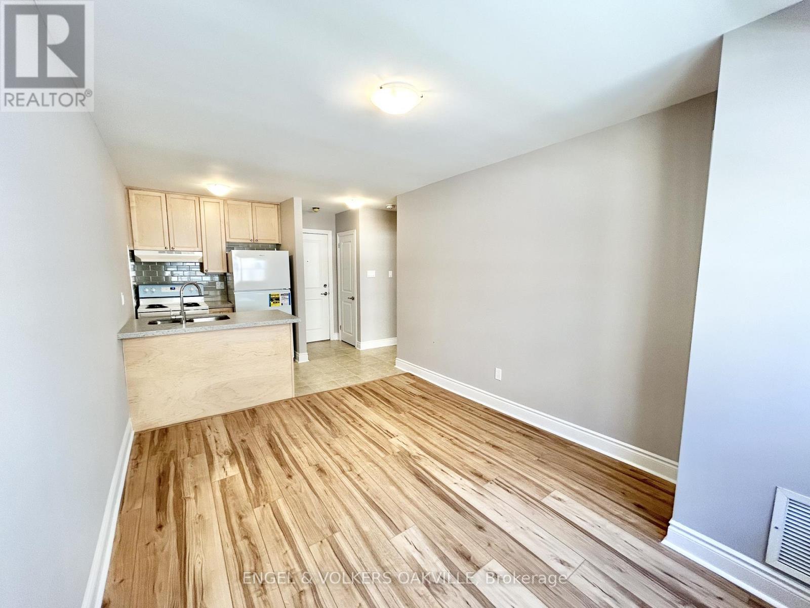204 - 11 Thirty Third Street, Toronto, Ontario  M8W 3G7 - Photo 3 - W13103834
