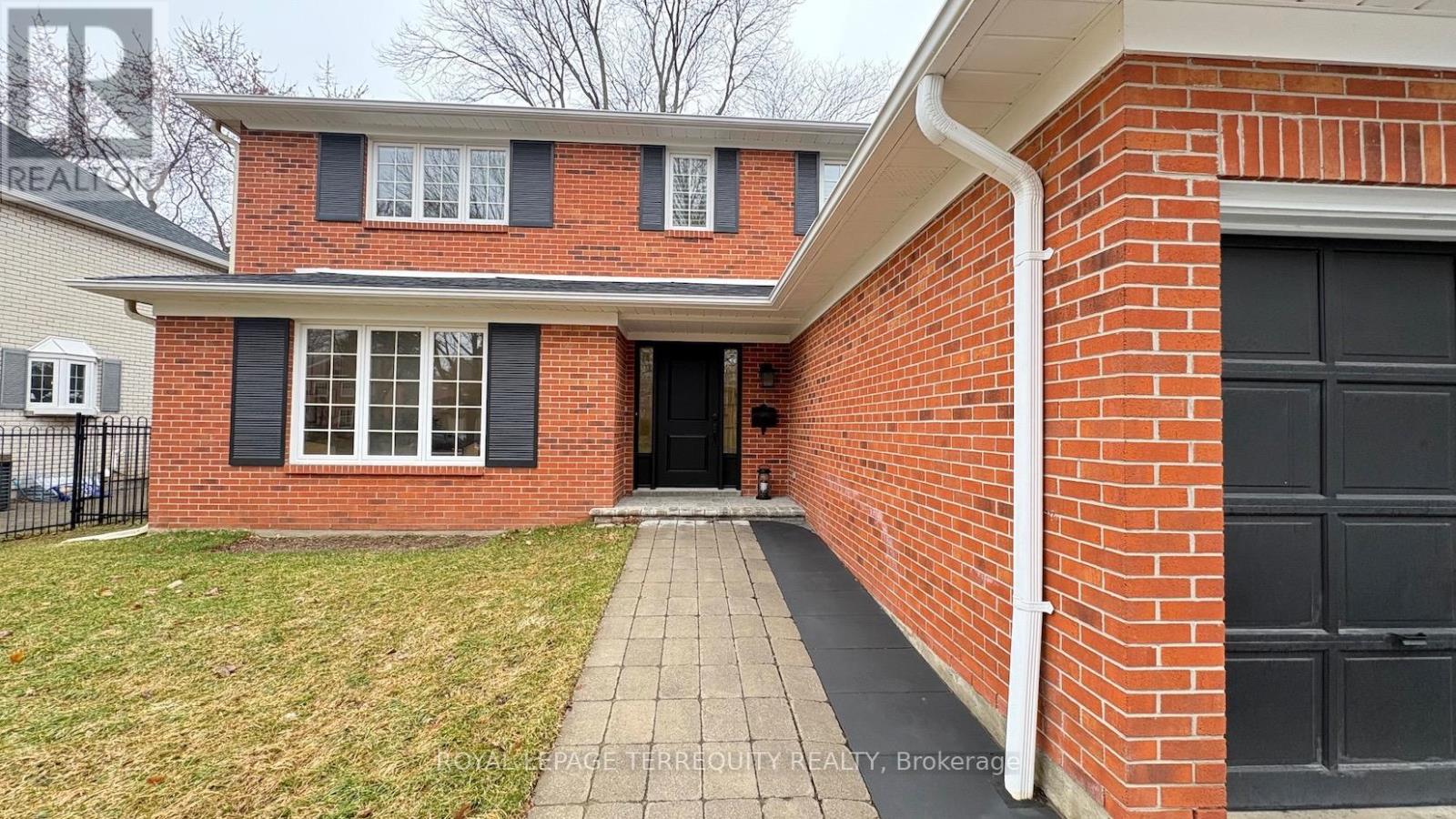 1841 Sherwood Forrest Circle, Mississauga, Ontario  L5K 2G6 - Photo 3 - W13103888