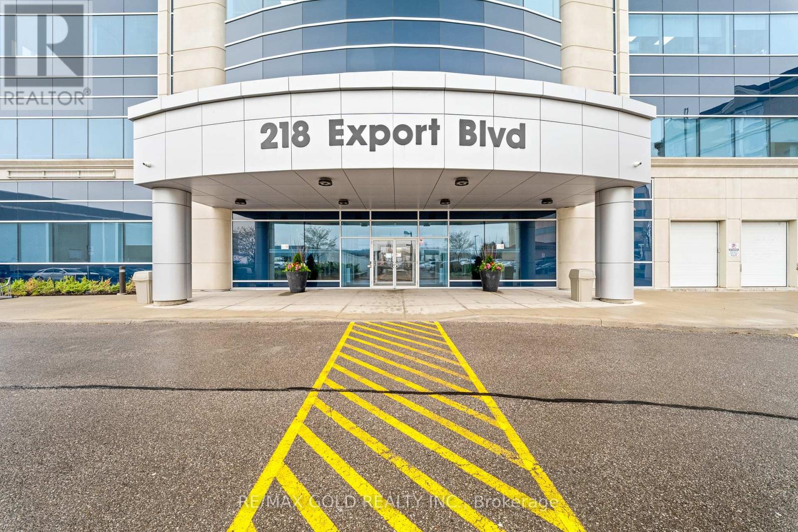 303-218 Export Boulevard, Mississauga, Ontario  L5S 1Y4 - Photo 2 - W13103928