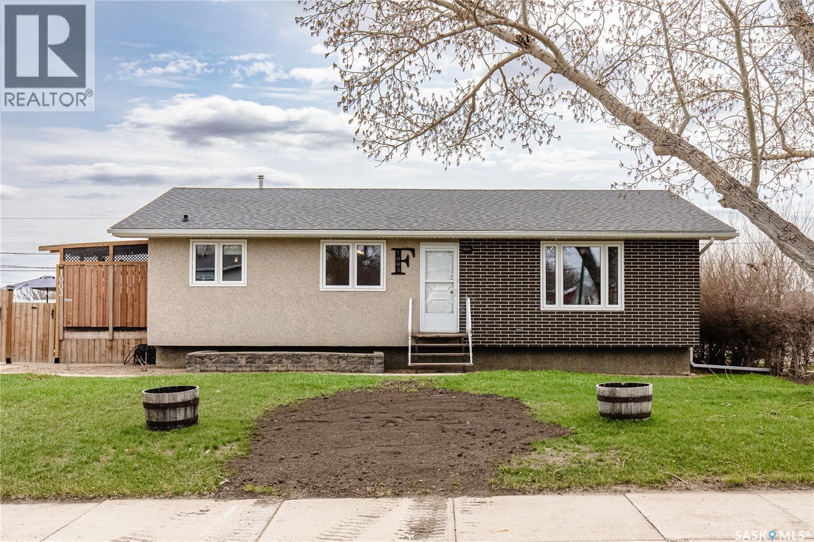 1003 Ominica Street E, Moose Jaw, Saskatchewan  S6H 0J4 - Photo 1 - SK035208