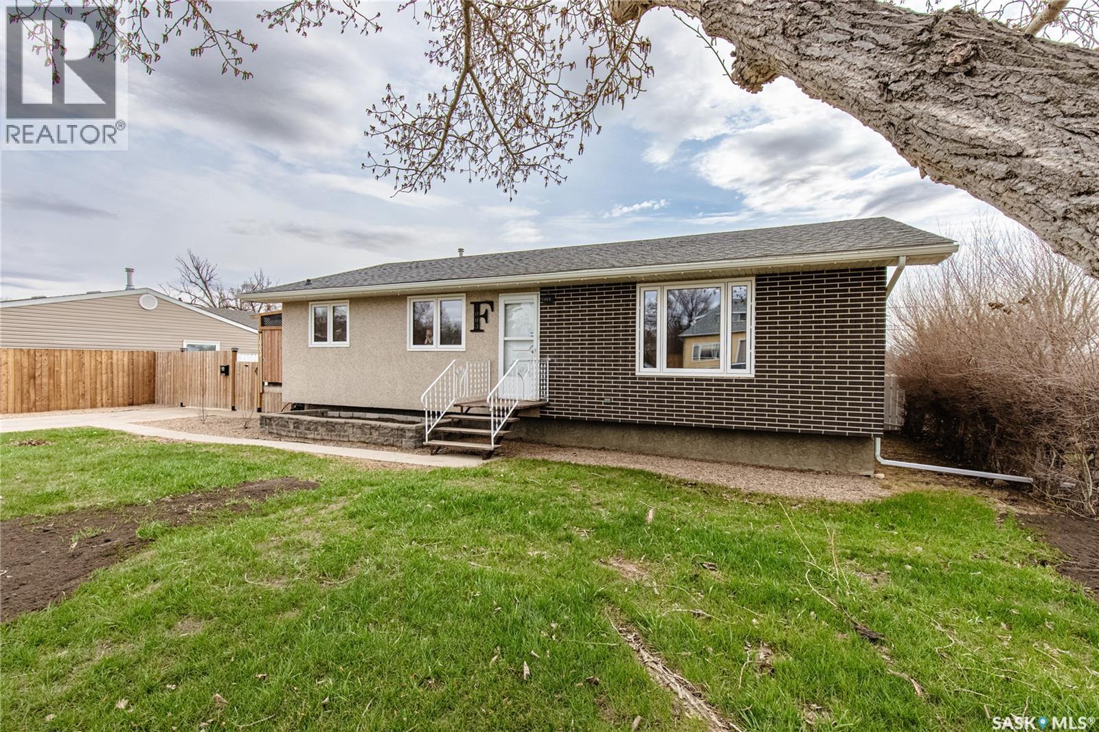 1003 Ominica Street E, Moose Jaw, Saskatchewan  S6H 0J4 - Photo 2 - SK035208