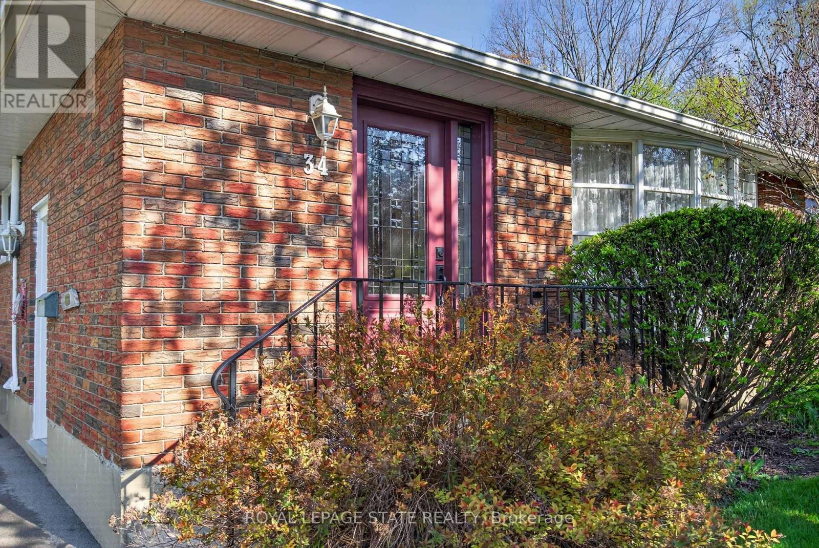 34 Helen Street, Hamilton, Ontario  L9H 1N3 - Photo 2 - X13103824