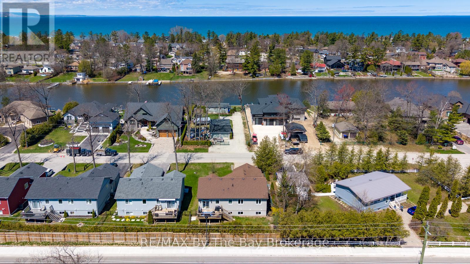 35 Edgewater Road, Wasaga Beach, Ontario  L9Z 2W5 - Photo 2 - S13104100