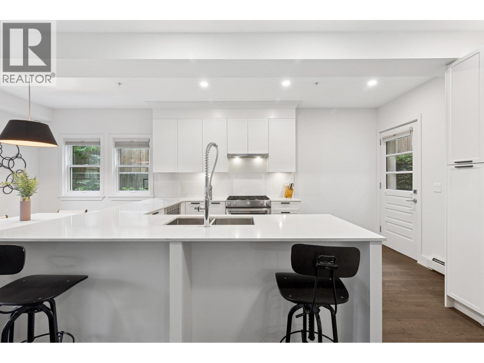 2 244 E 5th Street, North Vancouver, British Columbia  V7L 1L7 - Photo 1 - R3121358