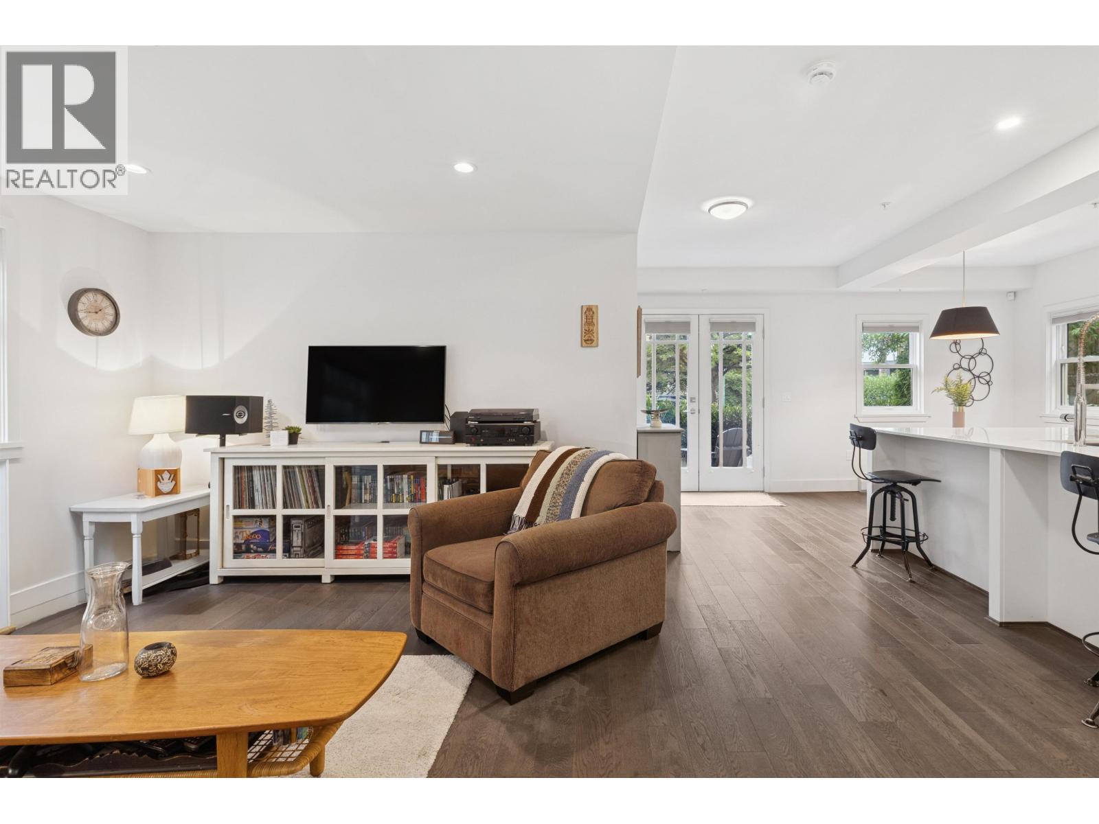 2 244 E 5th Street, North Vancouver, British Columbia  V7L 1L7 - Photo 4 - R3121358