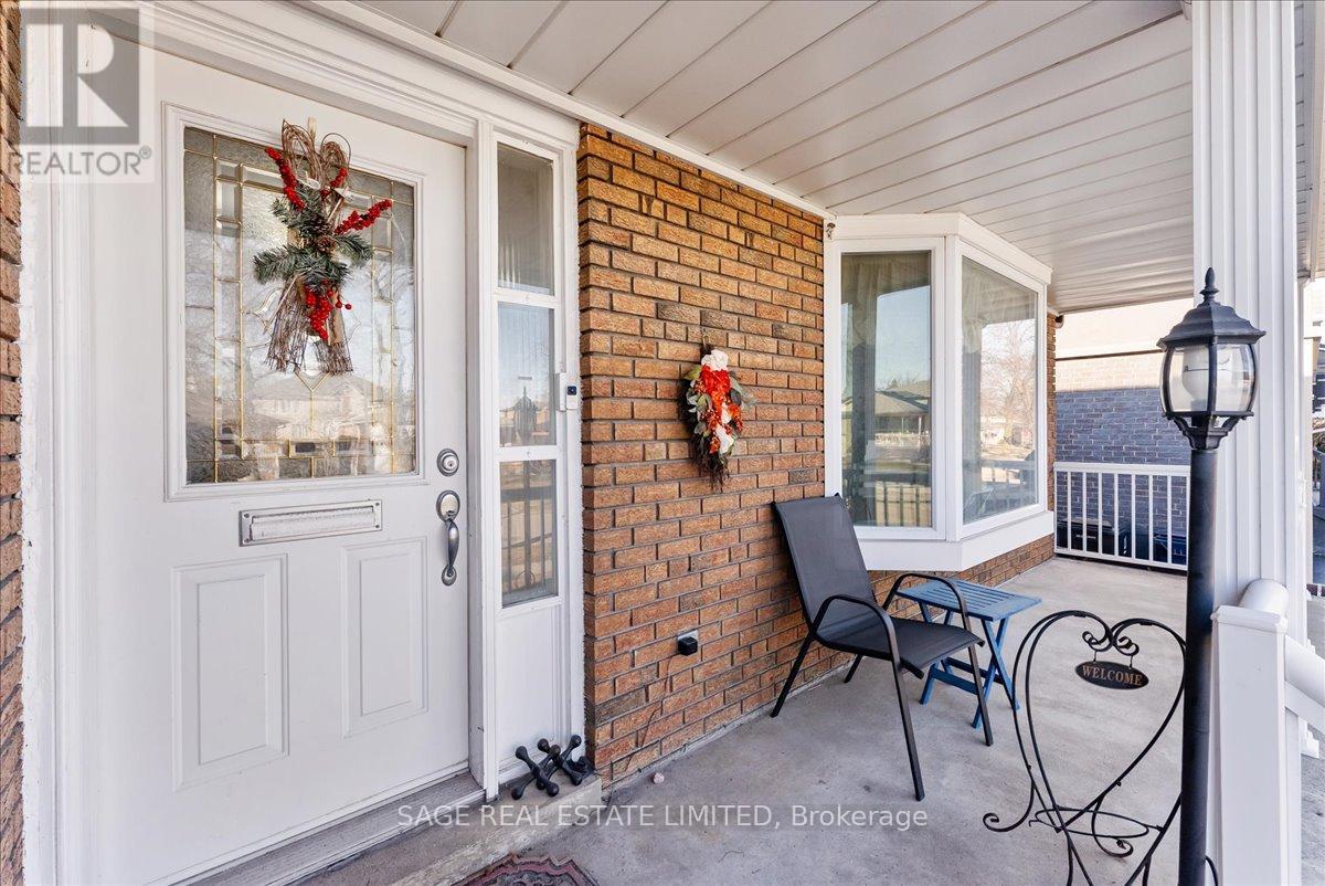 27 Kathrose Drive, Toronto, Ontario  M2J 3P4 - Photo 2 - C13103984
