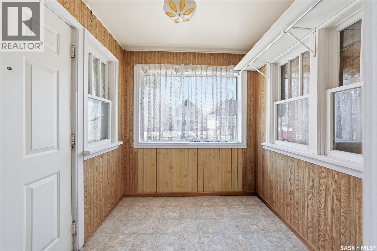 404 D Avenue S, Saskatoon, Saskatchewan  S7M 1R4 - Photo 3 - SK035449