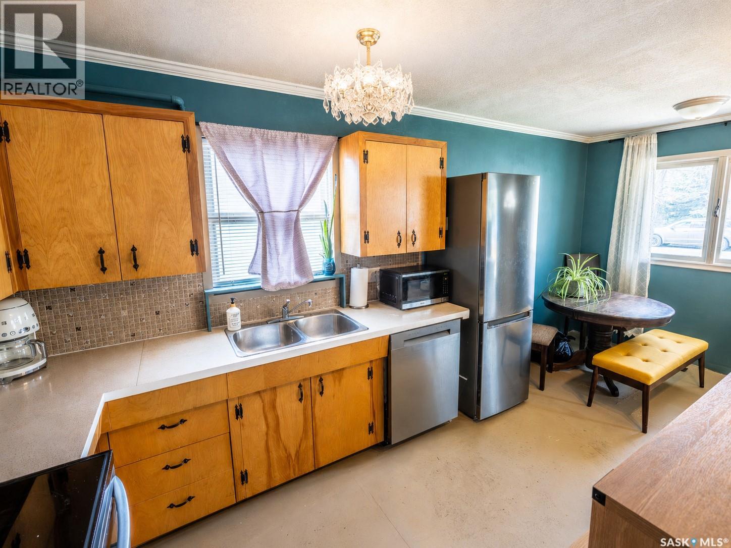 1075 8th Avenue Nw, Moose Jaw, Saskatchewan  S6H 4G2 - Photo 7 - SK035442