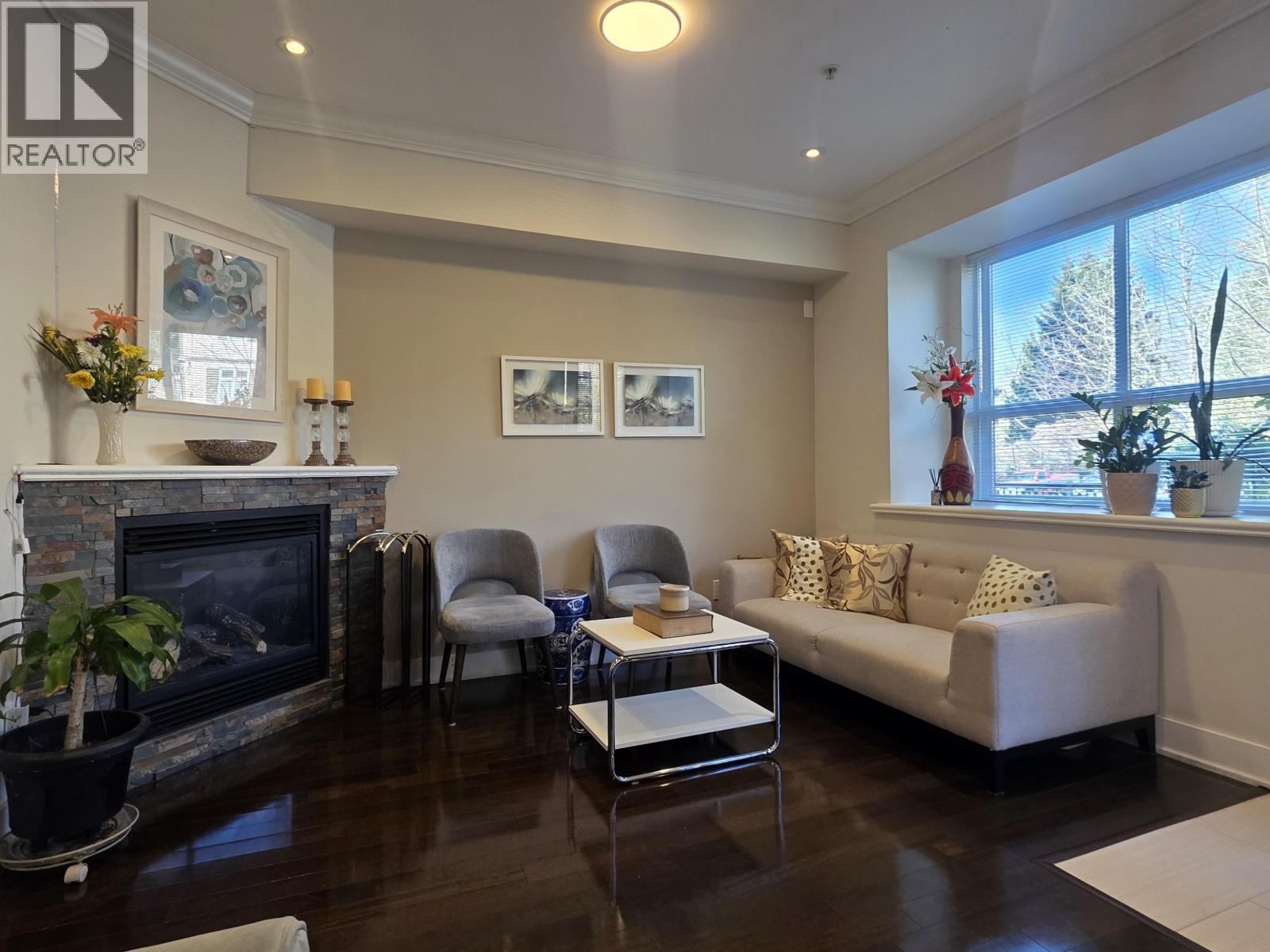665 W 15th Street, North Vancouver, British Columbia  V7M 1T1 - Photo 2 - R3068716