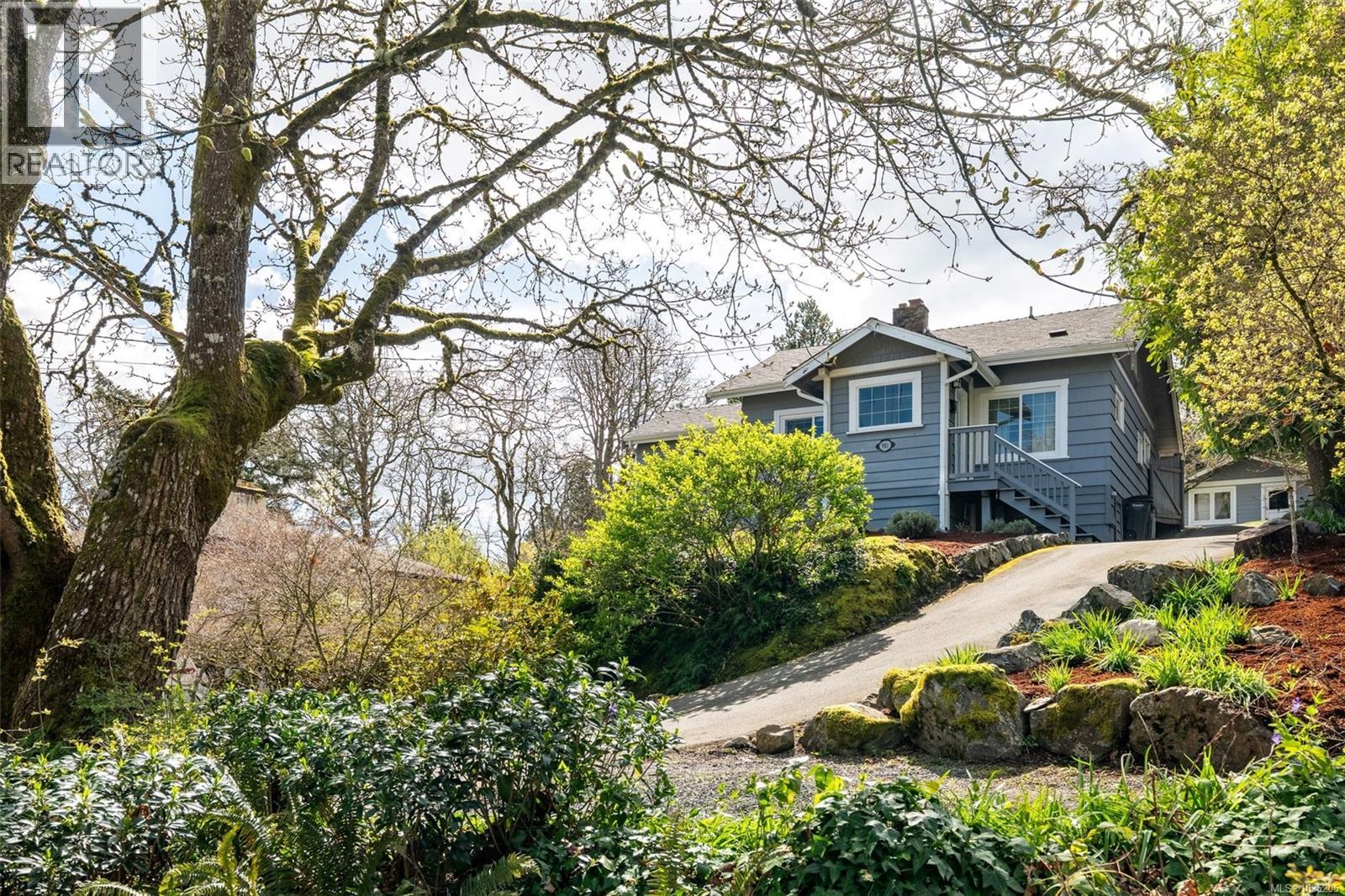 981 Violet Ave, Saanich, British Columbia
