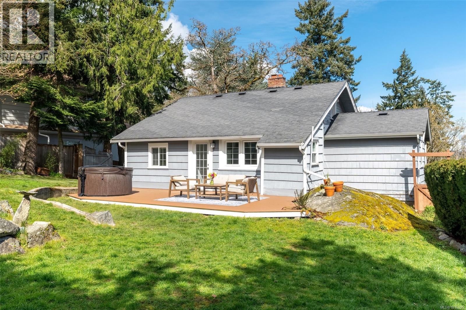 981 Violet Ave, Saanich, British Columbia  V8Z 2R7 - Photo 32 - 1036205