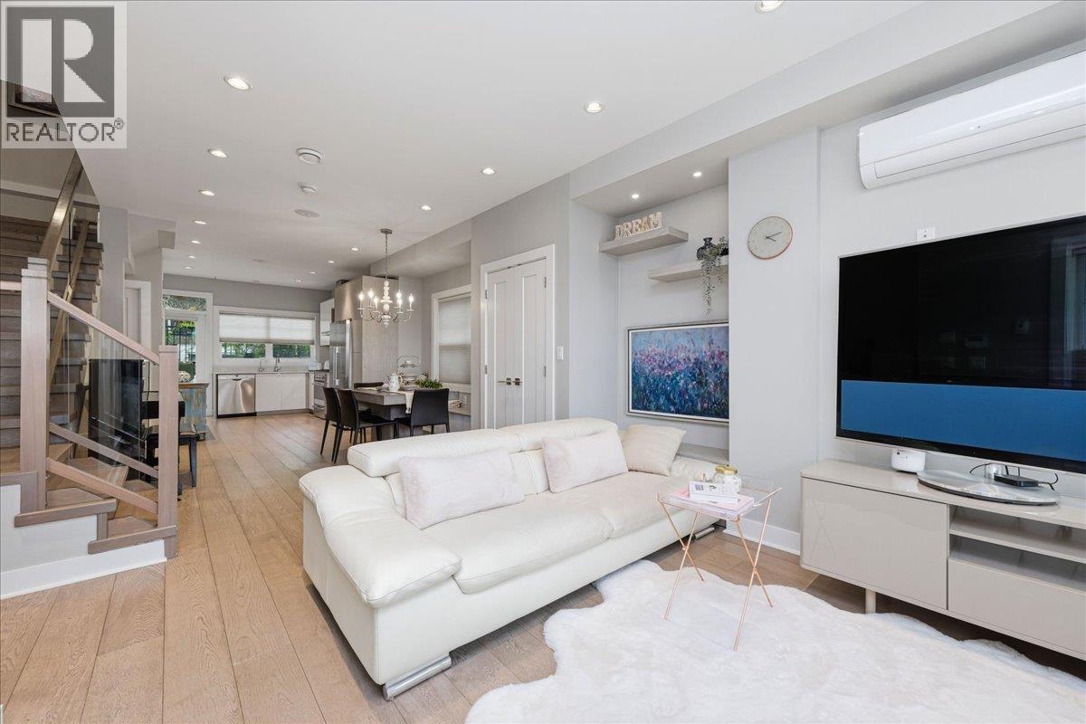 210 W 5th Street, North Vancouver, British Columbia  V7M 1K1 - Photo 2 - R3107730