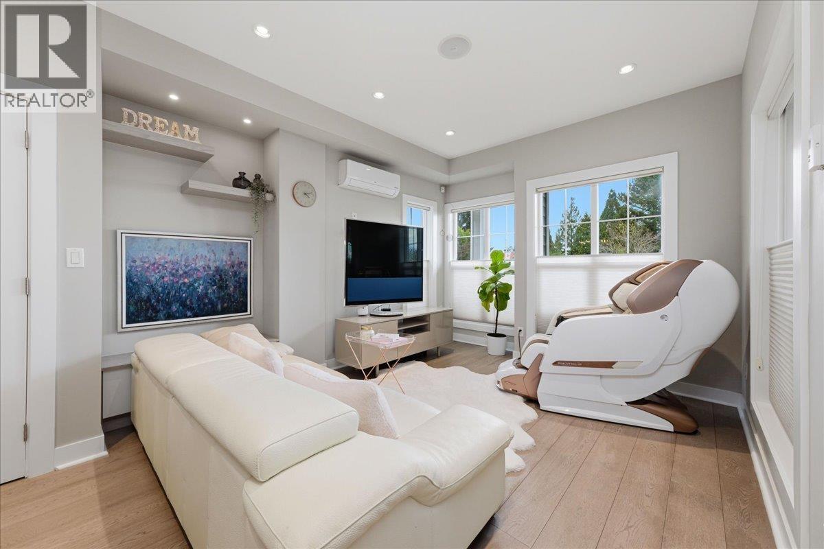 210 W 5th Street, North Vancouver, British Columbia  V7M 1K1 - Photo 3 - R3107730