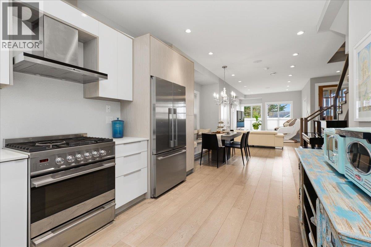 210 W 5th Street, North Vancouver, British Columbia  V7M 1K1 - Photo 11 - R3107730