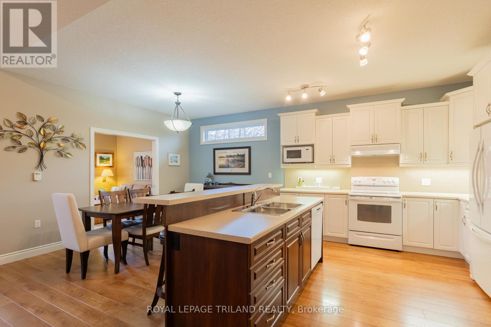19 Erin Place, Lambton Shores, Ontario  N0M 1T0 - Photo 3 - X13104154