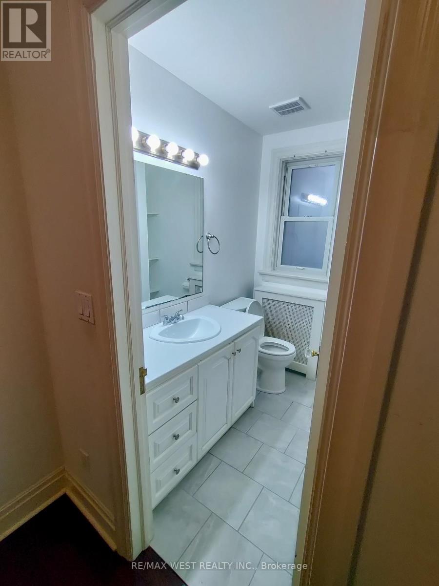Main Floor - 305 St Clair Avenue E, Toronto, Ontario  M4T 1P3 - Photo 13 - C13104324