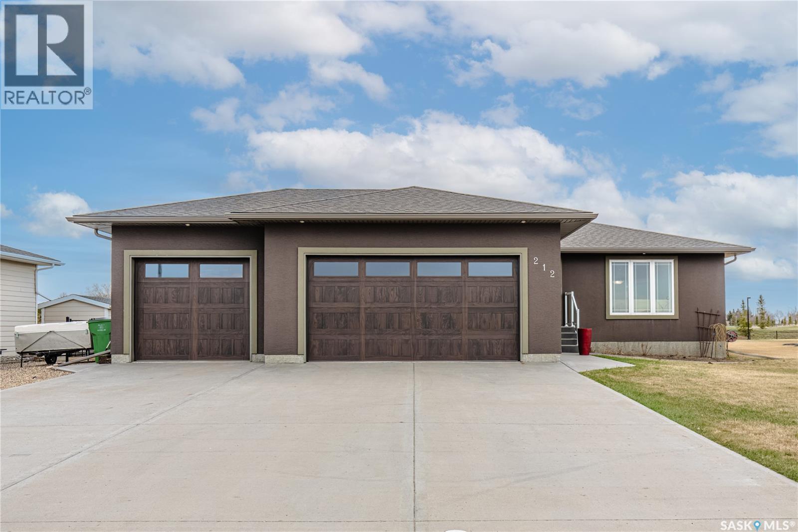 212 Iron Bridge Drive, Moose Jaw, Saskatchewan  S6J 0B5 - Photo 2 - SK035409
