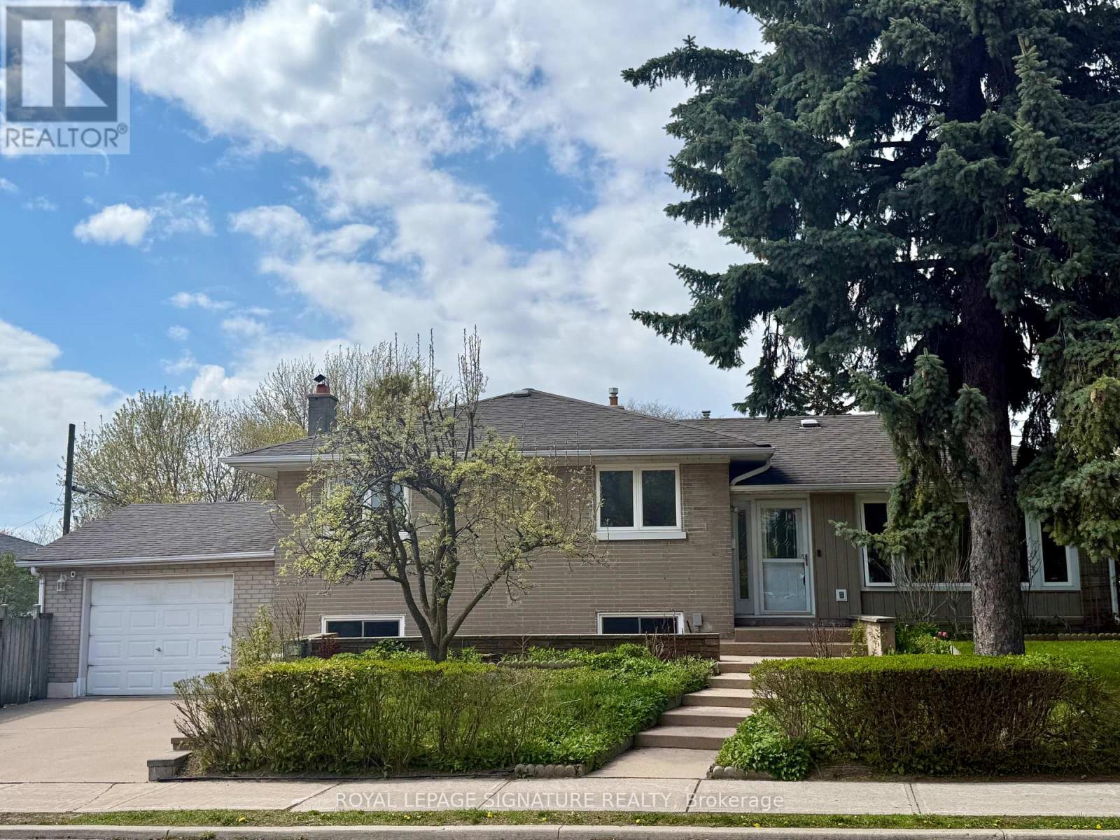 1 CHARLEMONT CRESCENT, Toronto, Ontario